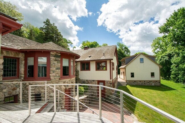 Building Photo - 4 Manor Way