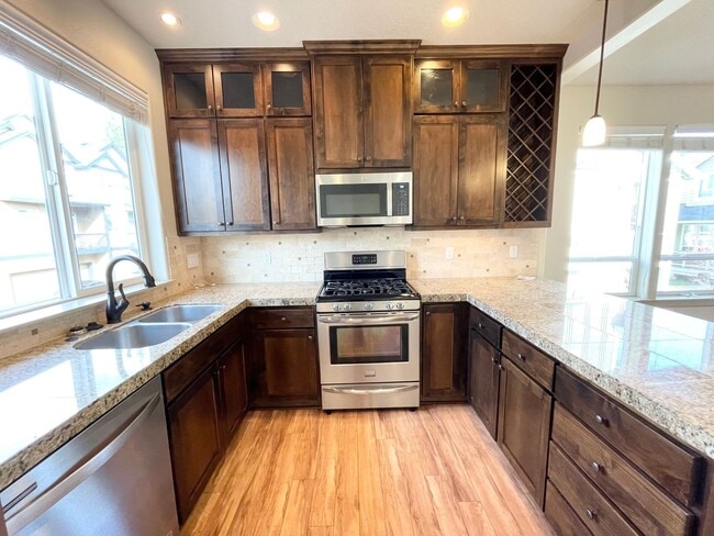 Building Photo - 4 Bedroom Home near Orenco Station!!