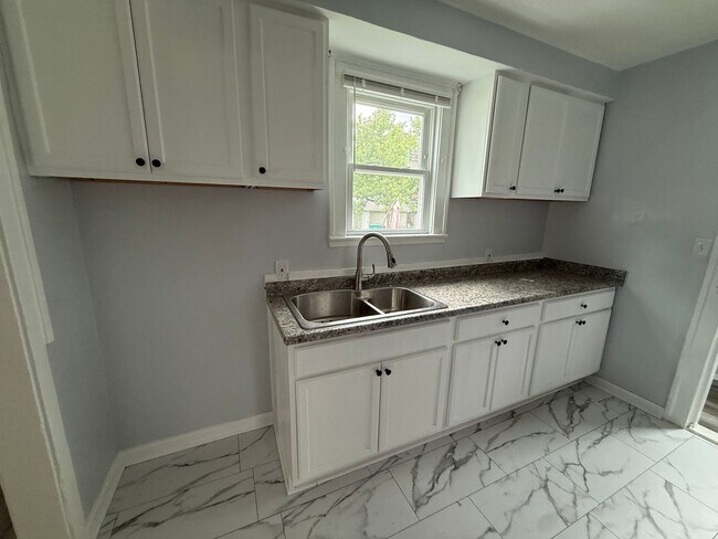 Building Photo - MAPLE HEIGHTS 4 BED SINGLE