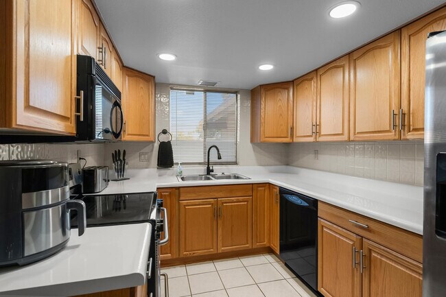 Building Photo - 2355 W Voltaire Ave