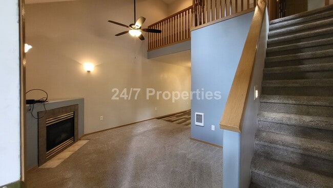 Building Photo - Charming 1 BD | 1.5 BA Townhome - SE Division