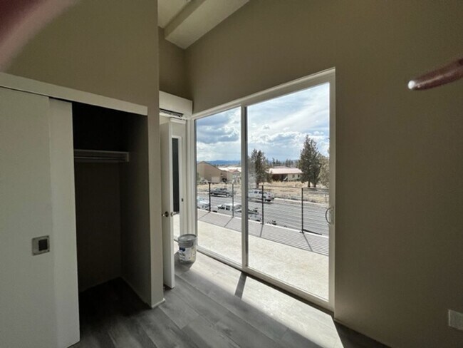 Foto del edificio - Luxury 3 bed 2 bath on the 2nd floor to view the Mountains!