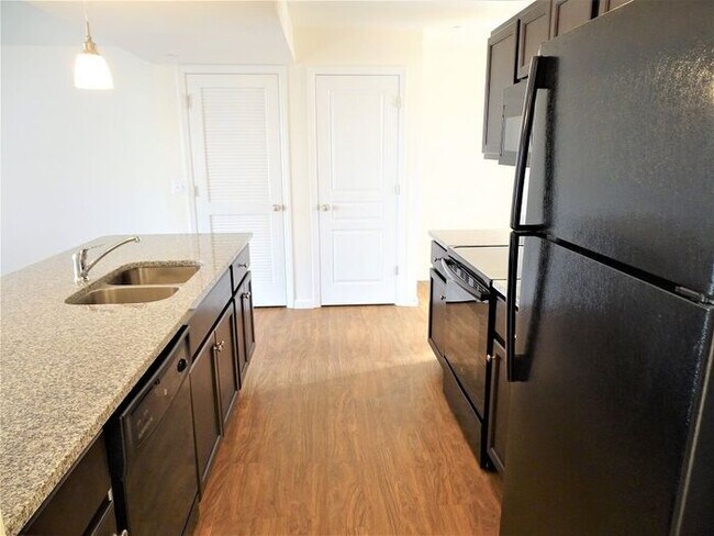 Foto del edificio - Generous-Sized 1 Bedroom, 2nd Floor Apartment
