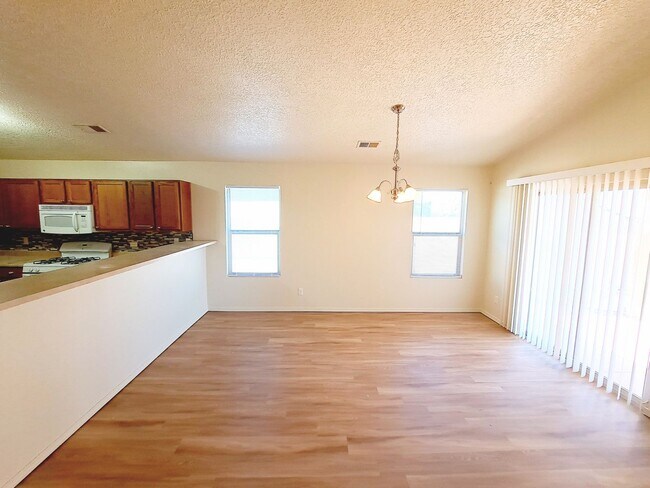 Foto del edificio - 3 bed 2 bath home in Huning Ranch.