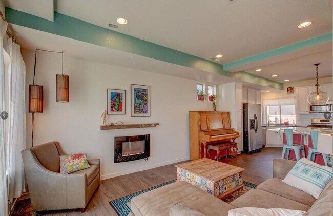 Foto del edificio - Long Realty & Property Management- Furnish...