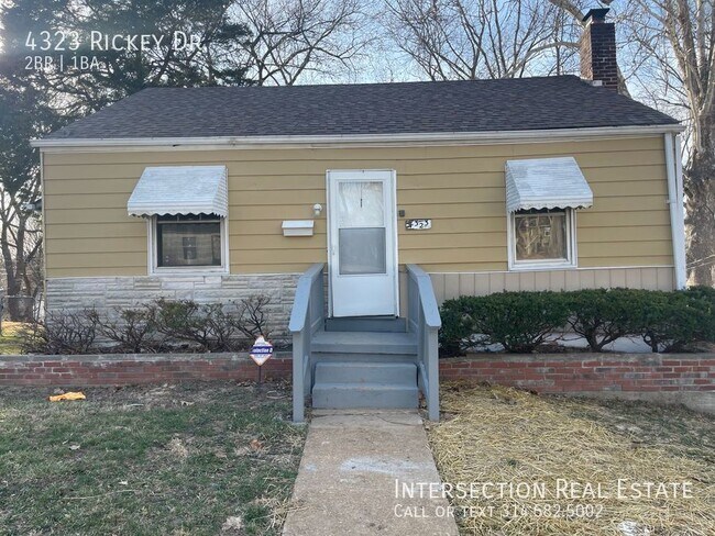Building Photo - Cute 2 Bedroom Cottage w/ Modern Updates