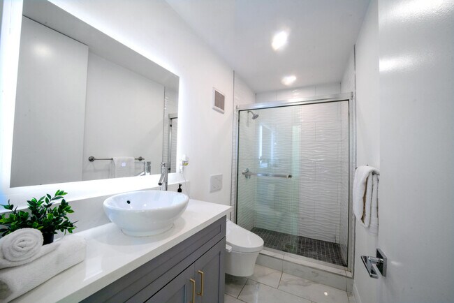 Baño de invitados - 2306 Aviation Blvd