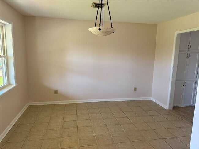 Building Photo - 1109 Sally Anne Dr