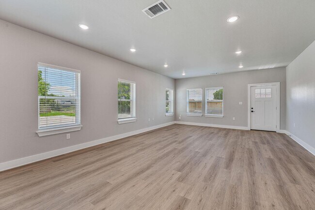Building Photo - 1503 Sophia Ave