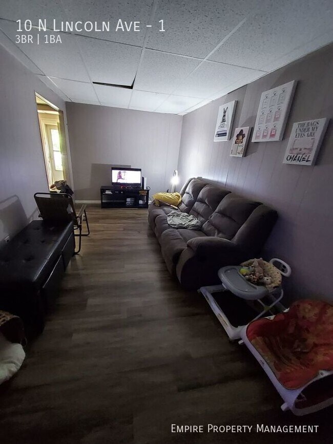 Building Photo - 1st Floor: 3 Bedroom/ 1 Bathroom in Walnut...