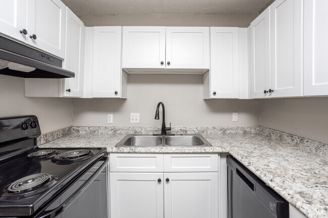 2BR, 1.5BA - 1,054SF - Kitchen - Avondale Townhomes