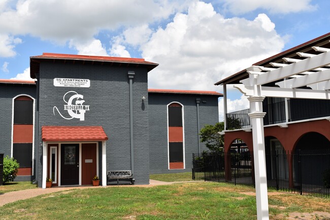 Administración en el lugar y guardia de seguridad. - SG Apartments