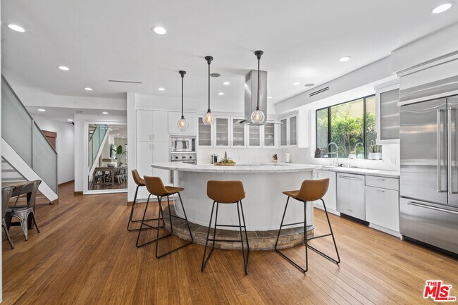 Foto del edificio - 818 Crestmoore Pl