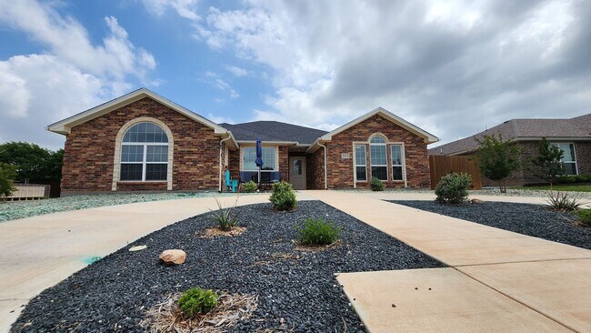 Foto del edificio - New, Gorgeous 4 bedroom, 3 bathroom home C...