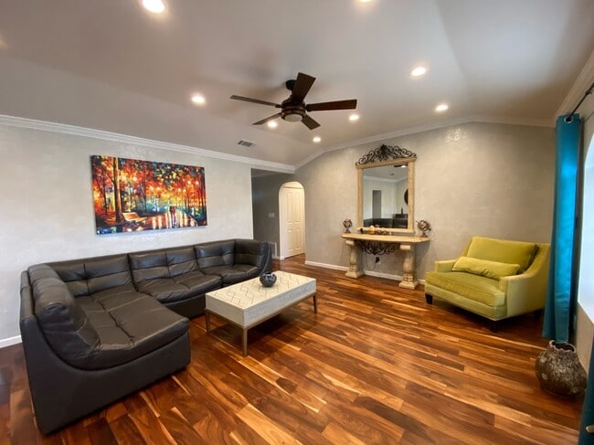 Building Photo - 807 W Hermosa Dr