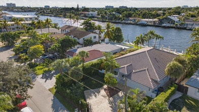 Building Photo - 513 S Riverside Dr