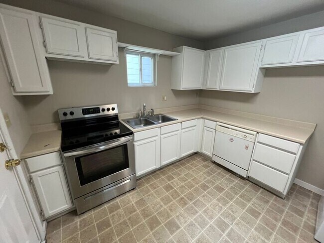 Foto del edificio - 7114 Flora Ave