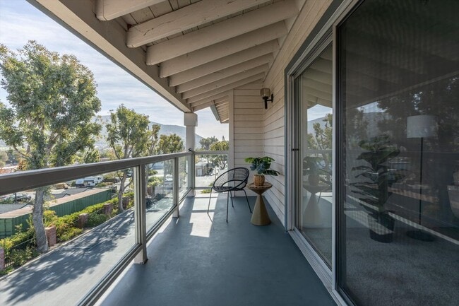 Building Photo - 1560 Circa Del Lago