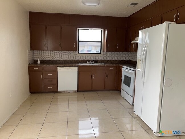 Foto del edificio - 3120 Panhandle Dr