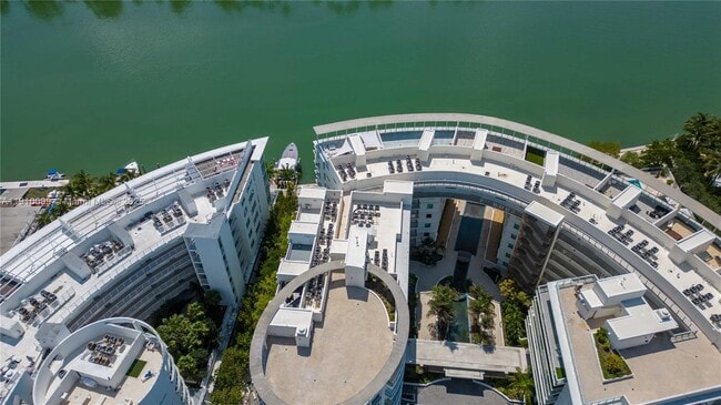 Foto del edificio - 6580 Indian Creek Dr