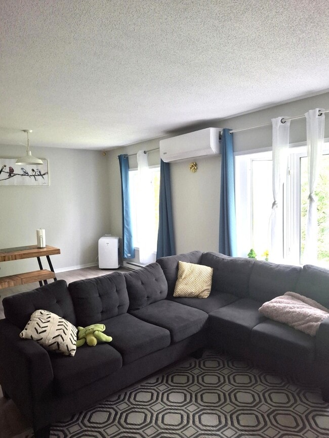 Building Photo - Grand 2 chambres + 1 stationnement inclus - Rue de la Futaie, Gatineau