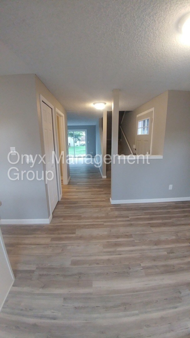 Building Photo - 3 bed/1.5 bath ready for Immediate Move In