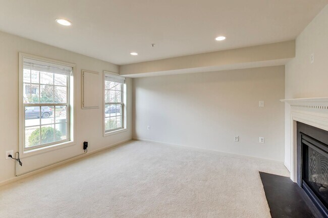 Foto del edificio - Beautiful Garage Townhouse in Poplar Run - Minutes to Glenmont METRO & I-200!