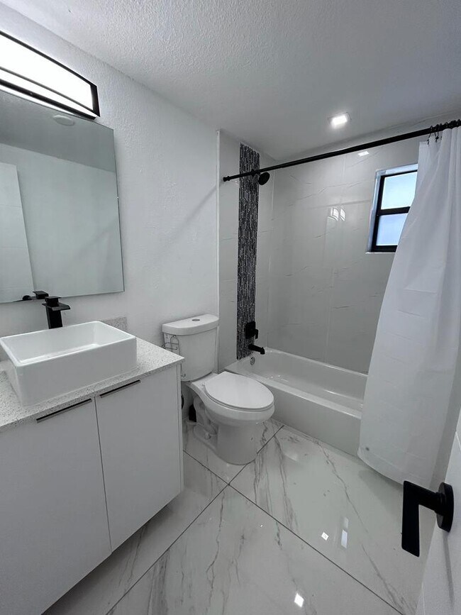 Foto del edificio - 1283 NE 110th St