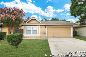 Foto principal - 3951 Chimney Springs Dr