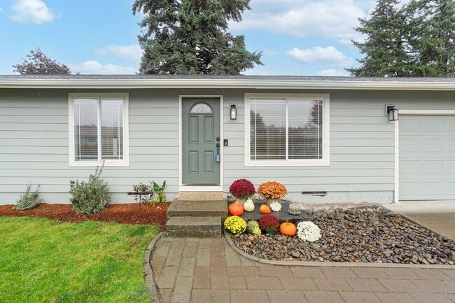 Building Photo - Living & Family Room! Freshly updated!