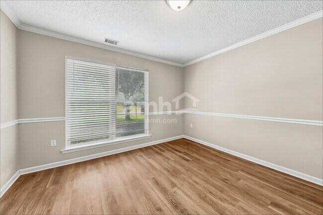 Foto del edificio - 8 Sandy Pond Ct