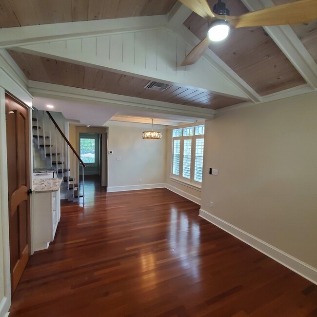 Foto del edificio - 1124 Azalea Ln
