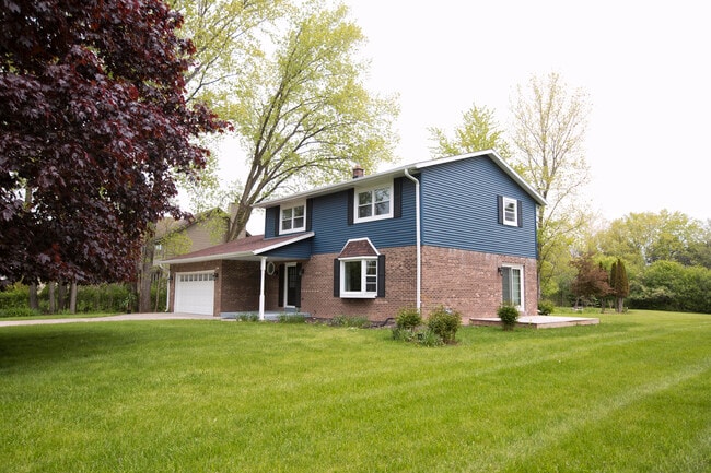Building Photo - 10234 N La Cresta Dr