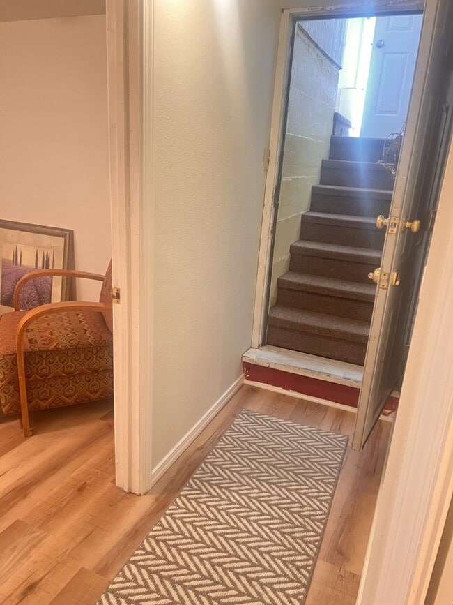 Building Photo - Fully Furnished, 1 Bedroom Basement Apartm...