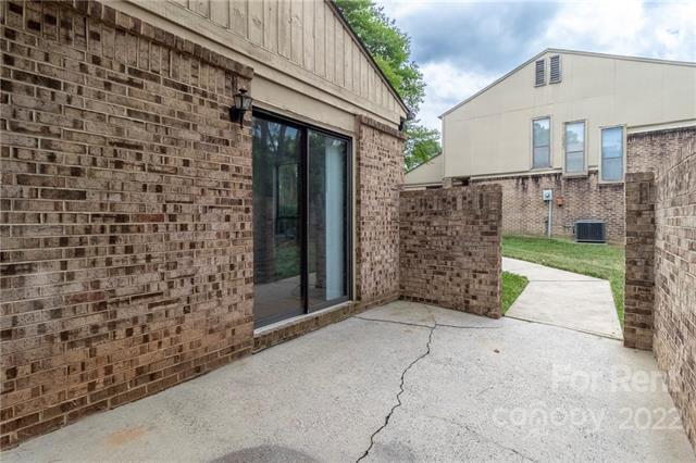 Foto del edificio - 8013 Charter Oak Ln