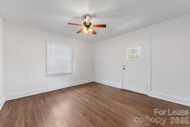 Foto del edificio - 5711 Oak Dr