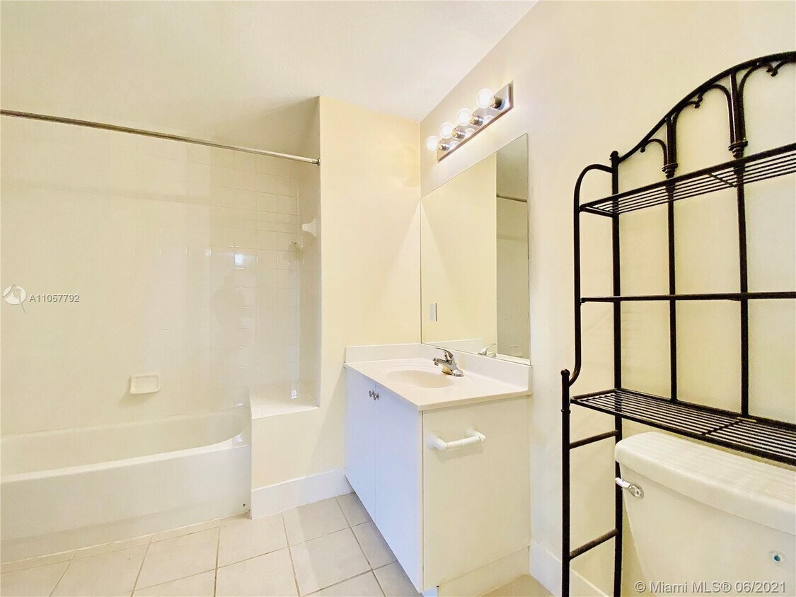 Foto del edificio - 1203 Town Center Dr