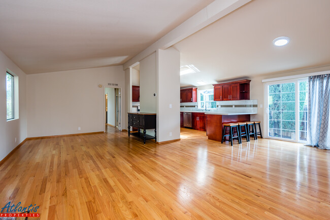 Building Photo - 14355 La Rinconada Dr