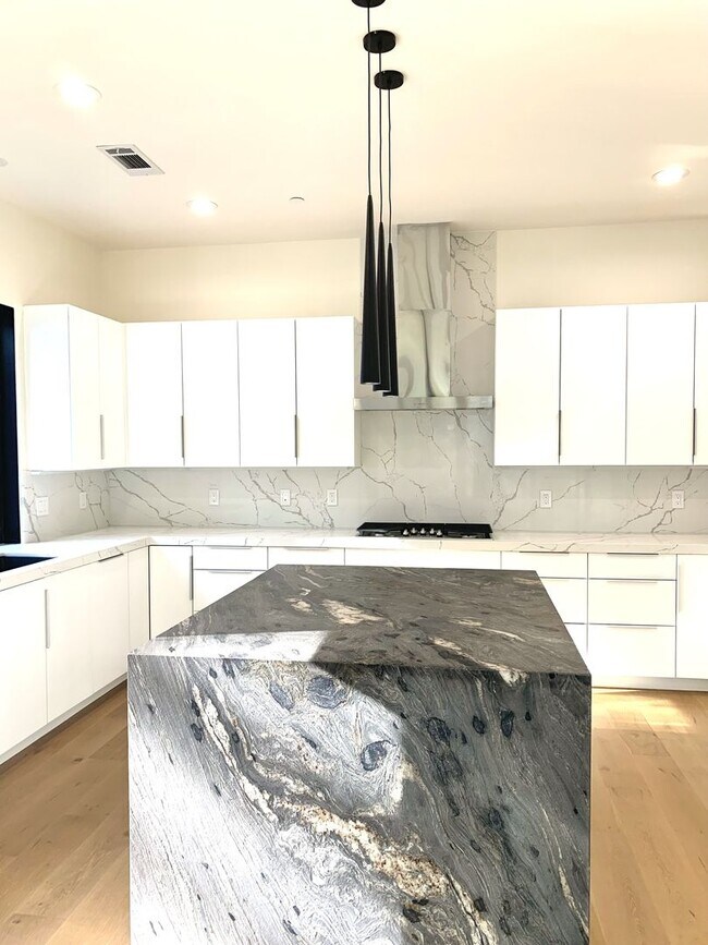 Foto del edificio - Bright, Modern & Beautiful – 3BR Home in M...