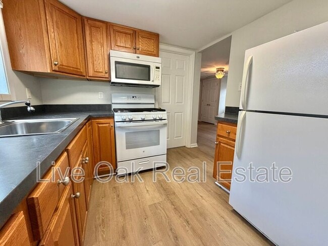 Foto del edificio - 2110 Pretty Lake Ave