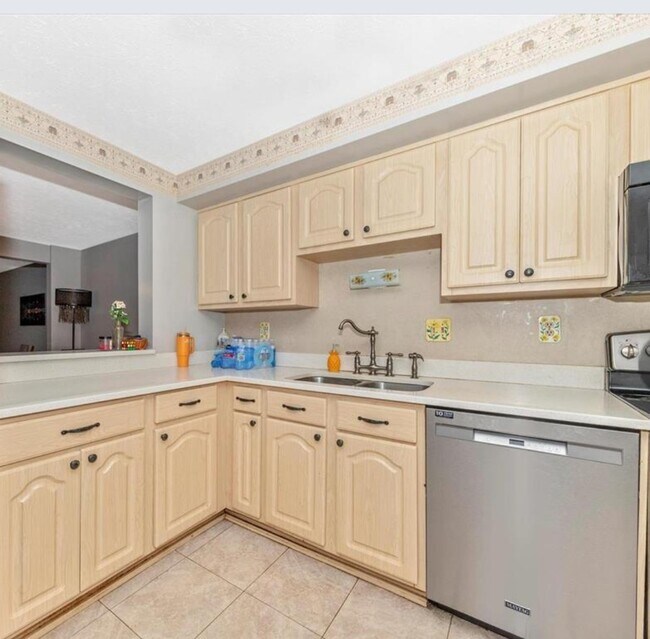 Building Photo - 12461 Quail Woods Dr