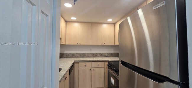 Building Photo - 9688 Fontainebleau Blvd