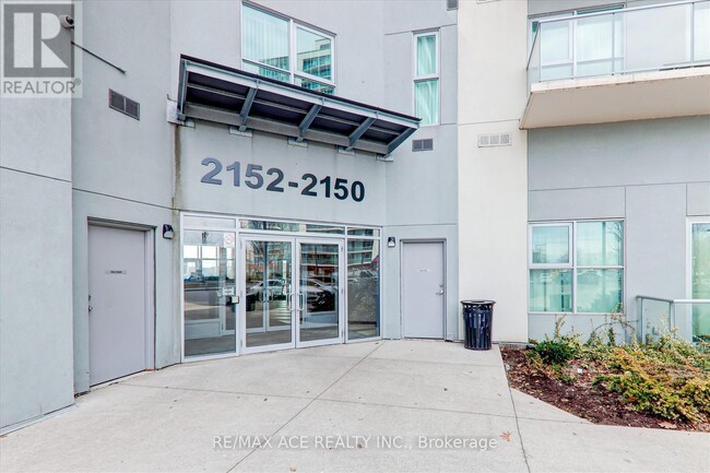 Photo du bâtiment - 2150-2150 Lawrence Ave E