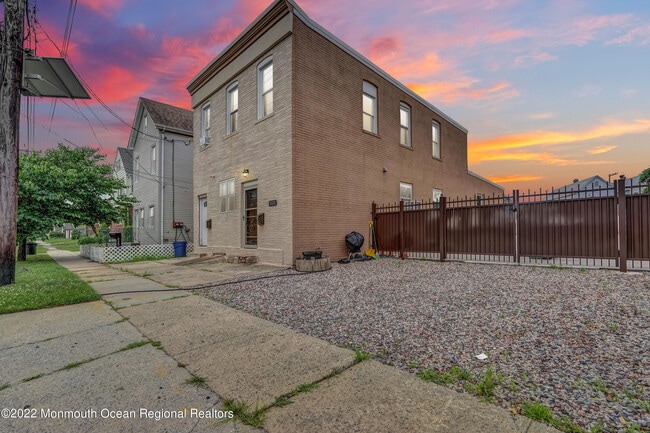 Building Photo - 3022 S Wood Ave