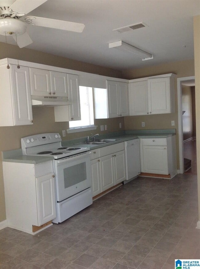 Building Photo - 200 Willow Point Cir