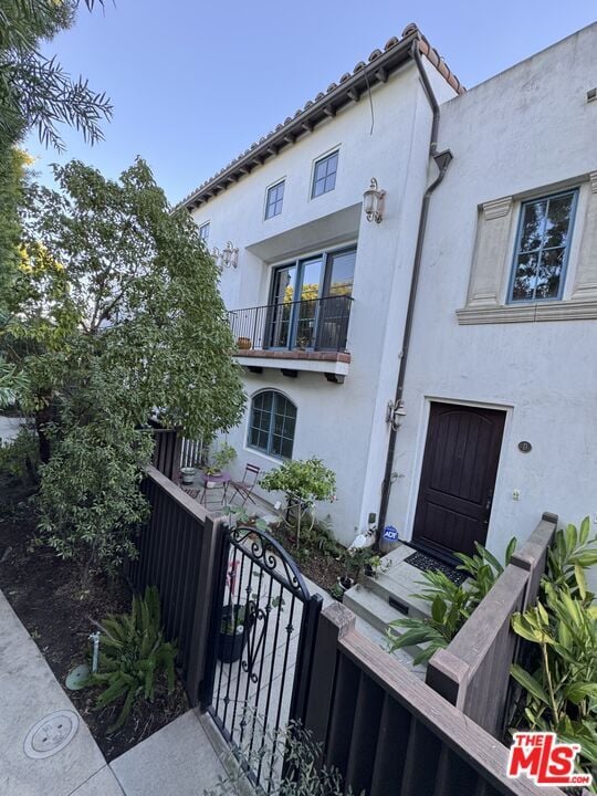 Primary Photo - 1619 Artesia Blvd