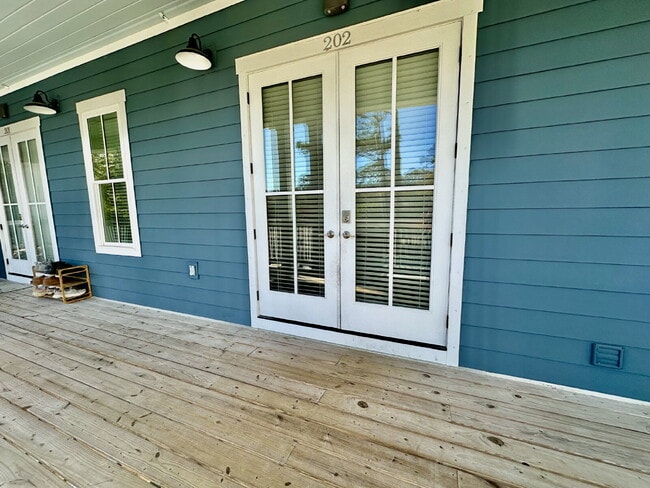 Building Photo - Second Floor, Studio Apartment in Old Town Bluffton!