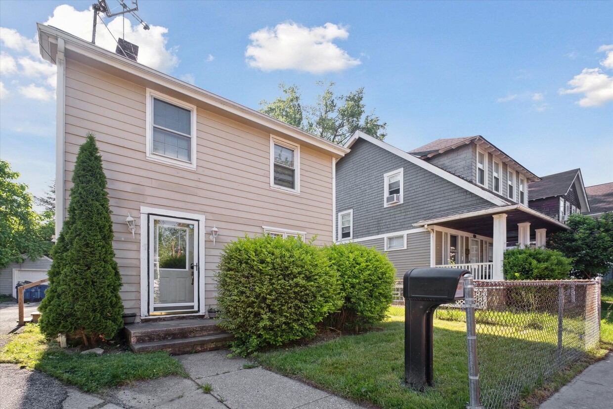 Primary Photo - 1349 W 87th St