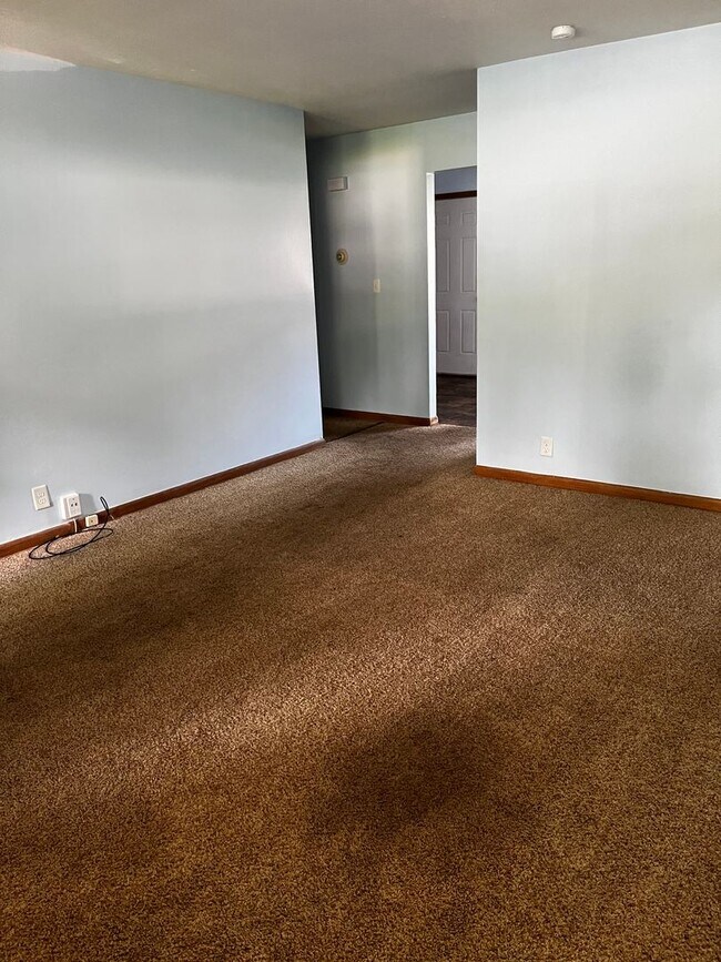 Building Photo - 1 bedroom 1 bathroom duplex available Now!