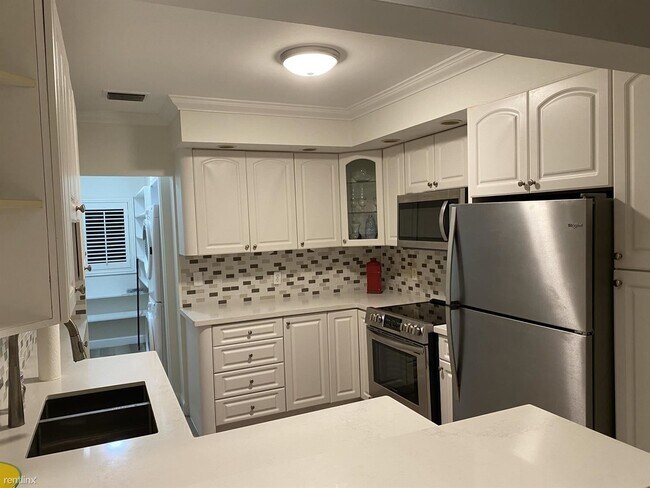 Building Photo - 2 br, 2 bath Townhome - 325 Sunset Dr Apt A